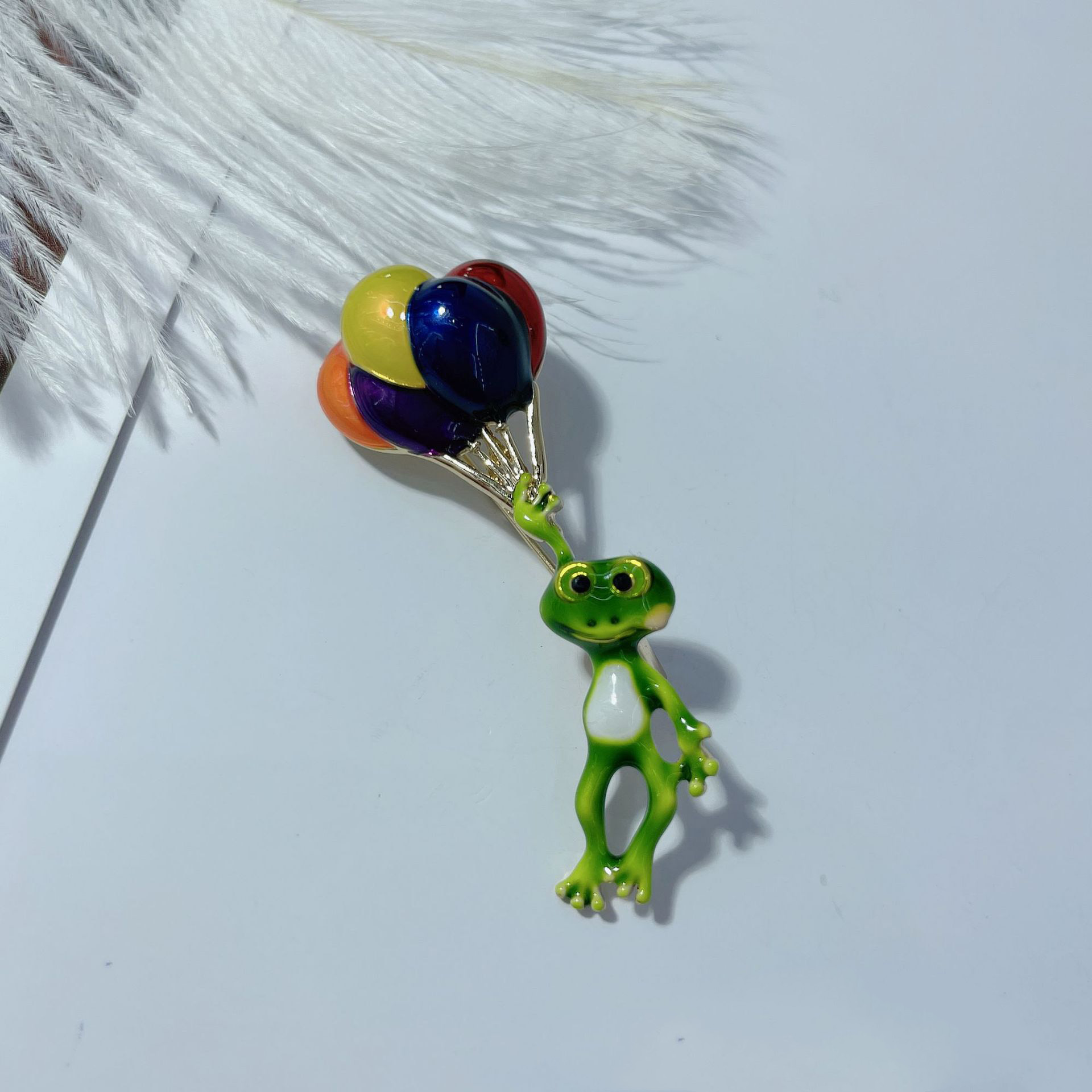 Vivid Frog Holding Colorful Ba - Embroidery Bali 评论和价格