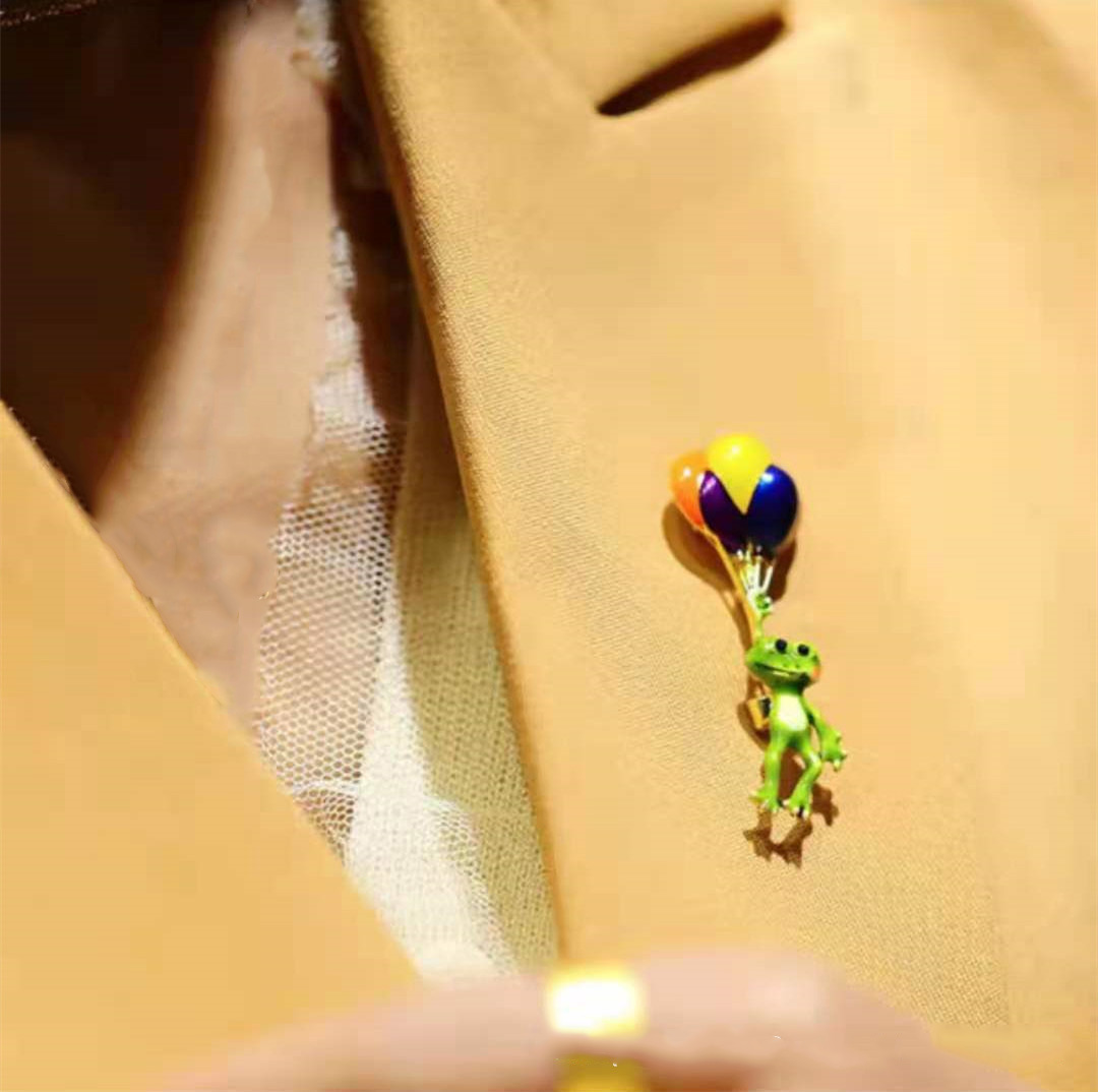 Vivid Frog Holding Colorful Ba - Embroidery Bali 评论和价格